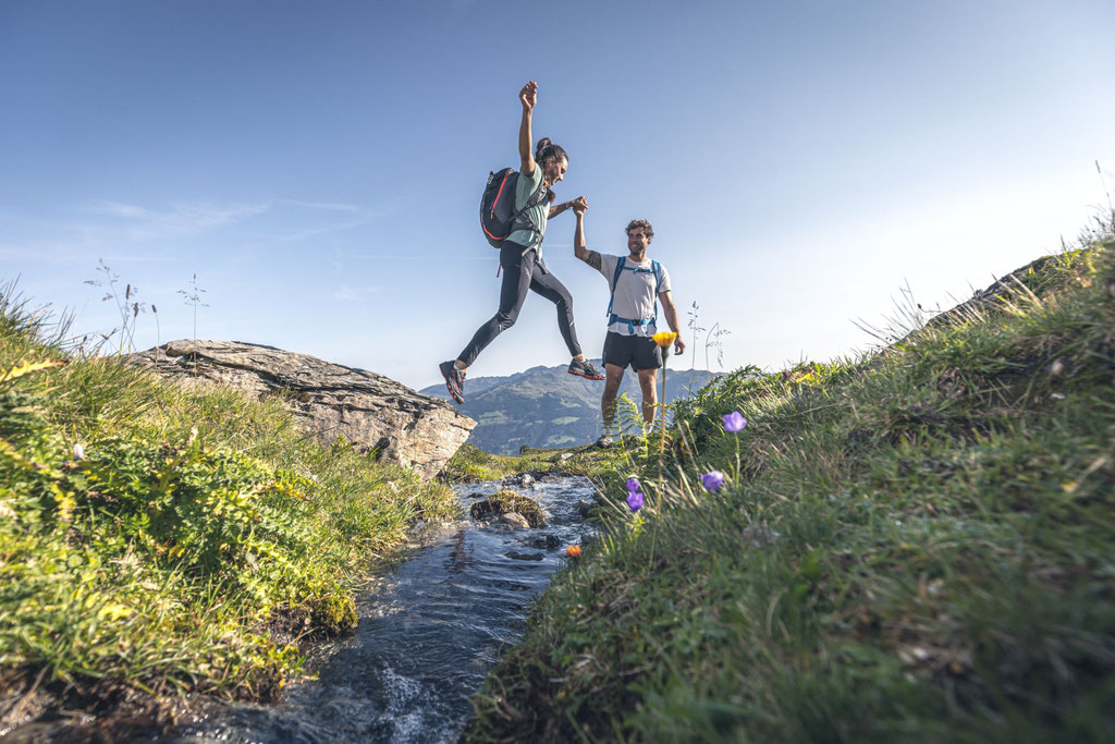 Wanderer über Wasser: Wandern und Bergsteigen ab Apartments Fleid - Zell am Ziller - Zillertal Arena