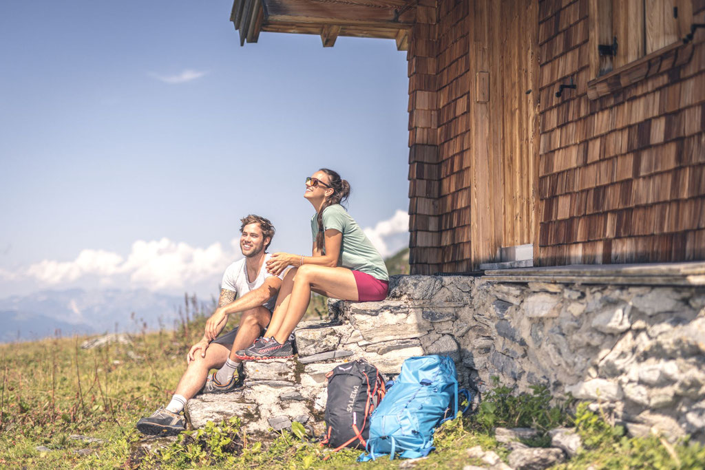 Wanderer vor Hütte. Wandern und Bergsteigen ab Apartments Fleid - Zell am Ziller - Zillertal Arena
