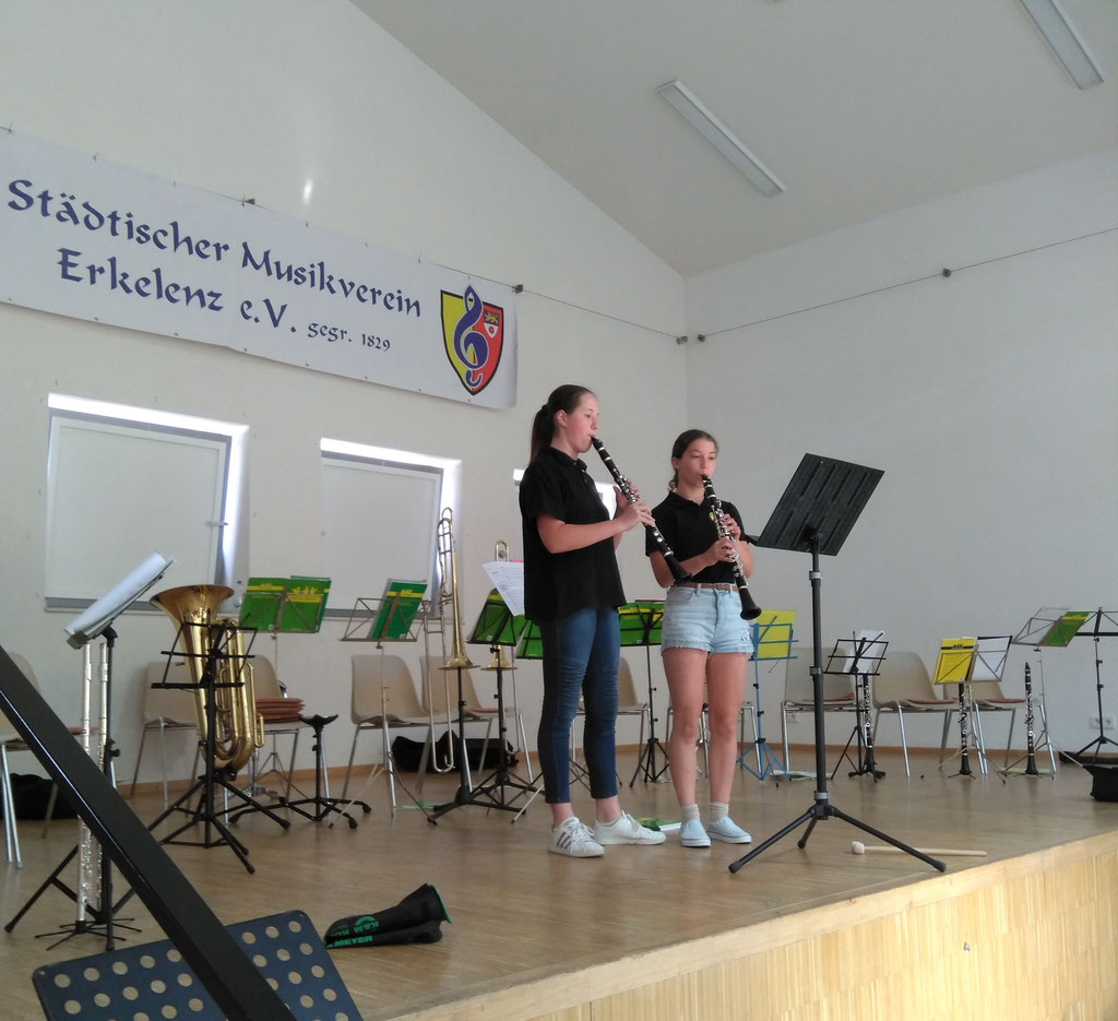 Städtischer Musikverein Erkelenz - Sarah Kamphausen und Maria Venedey, Klarinette beim "Best of" der Klassenvorspiele 2019 (Foto: Thomas Lindt)