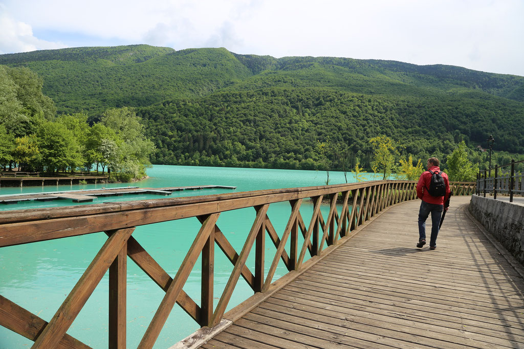 Am Lago di Barcis kann man gut Spazierengehen