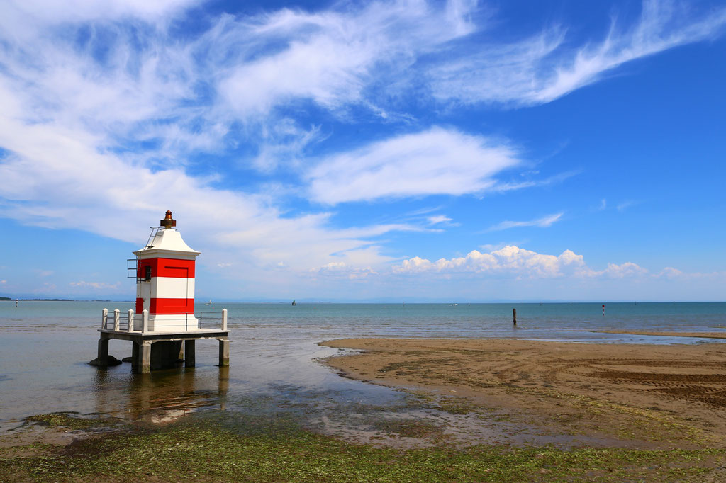 In Lignano Sabbiadore steht dieser kleine fotogene Leuchtturm