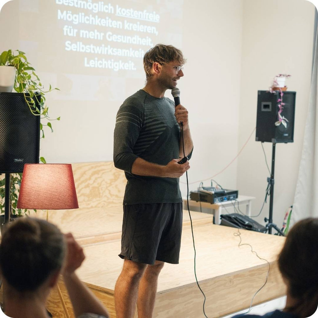 Teilnehmer bei einem interaktiven Gesundheits-Workshop des Health Meeting Leipzig für mehr mentale Resilienz und Gemeinschaft.
