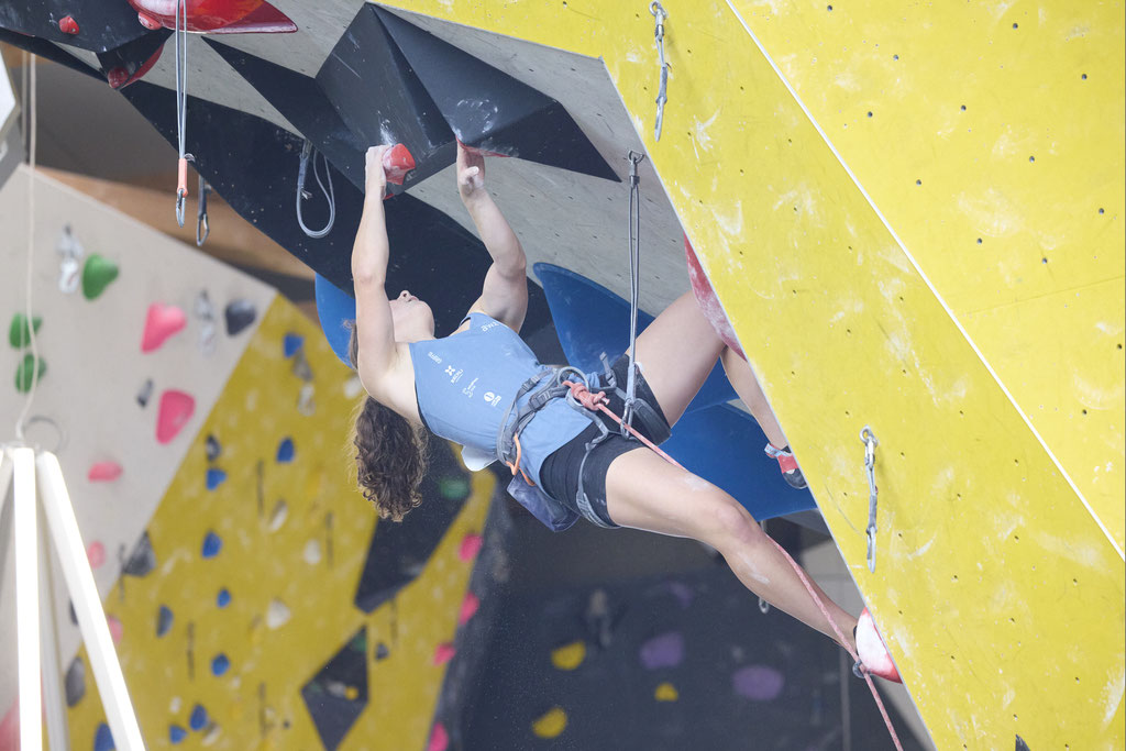 Julia FRUTIGER, competing in the Wall