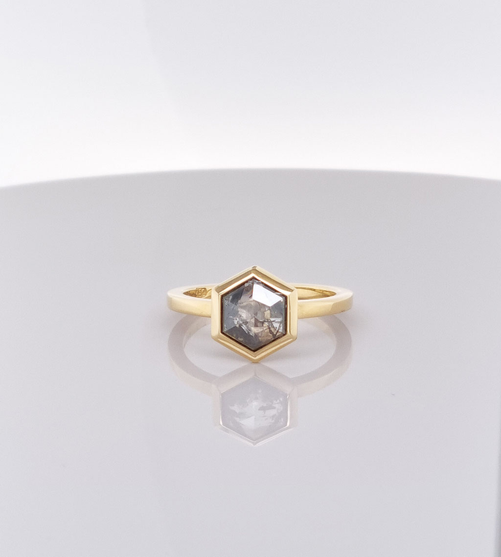 Diamantsolitär mit einem achteckigen Salt & Pepperdiamant