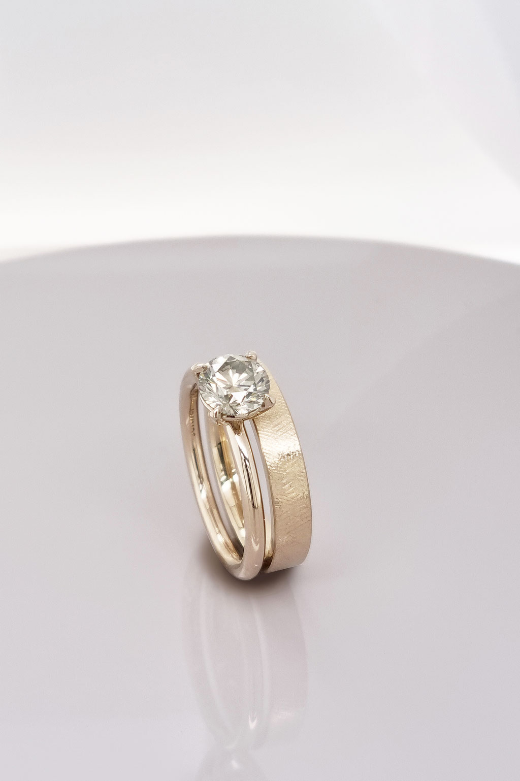 Verlobungsring mit einem grauen Diamant 1,11 carat, 18 karat Weißgold, 3.600 Euro, kombiniert mit einem Ehering, handgefertigt von der Seitner Schmuckwerkstatt