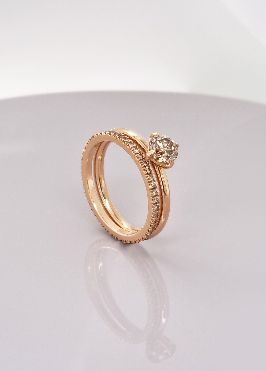 Verlobungsring, 0,69 carat champagnerfarbiger Diamant, 18 karat Rotgold, 3.300 Euro, kombiniert mit einem Memoirering, Seitner Schmuckwerkstatt