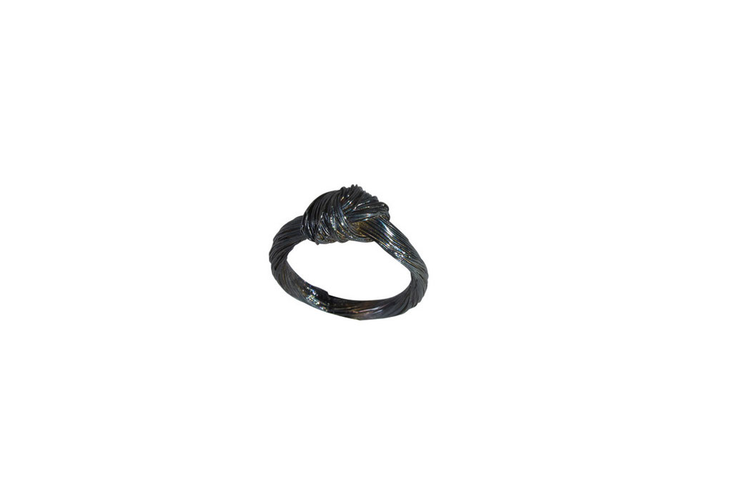 Ring mit Pferdehaarstruktur aus geschwärztem 925 Sterlingsilber, ab 120 Euro