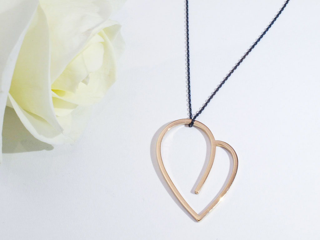 Herzanhänger aus 18 karat Rotgold mit geschwärzter Sterlingsilberkette 