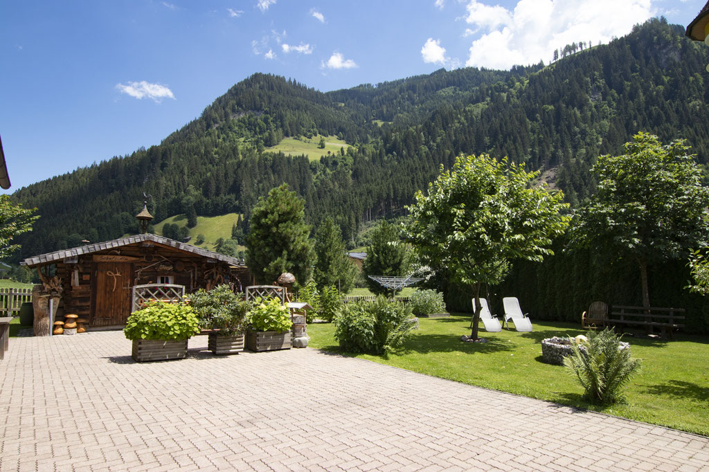 Gartenhütte und Liegewiese