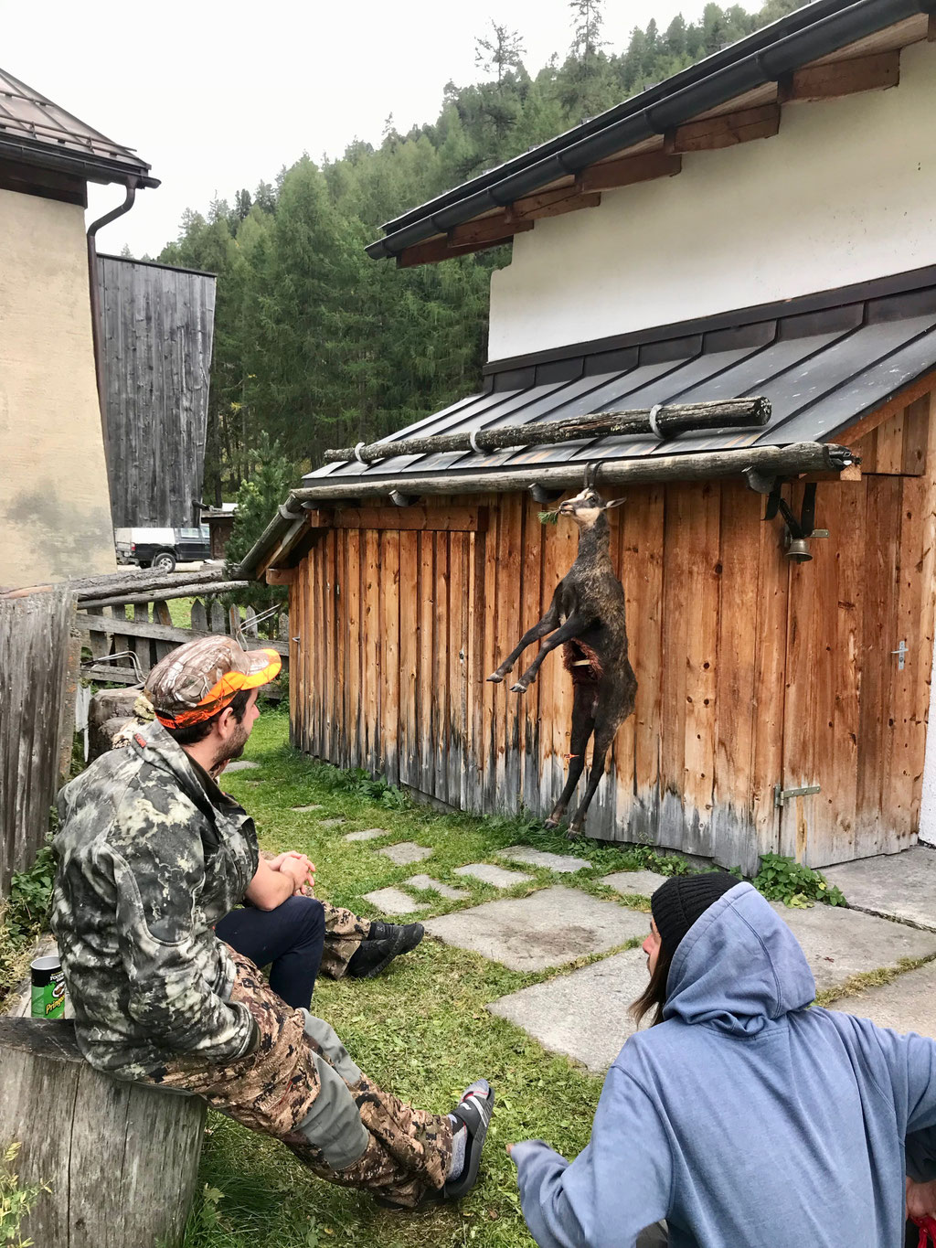 Jäger bestaunen ihre Trophäe