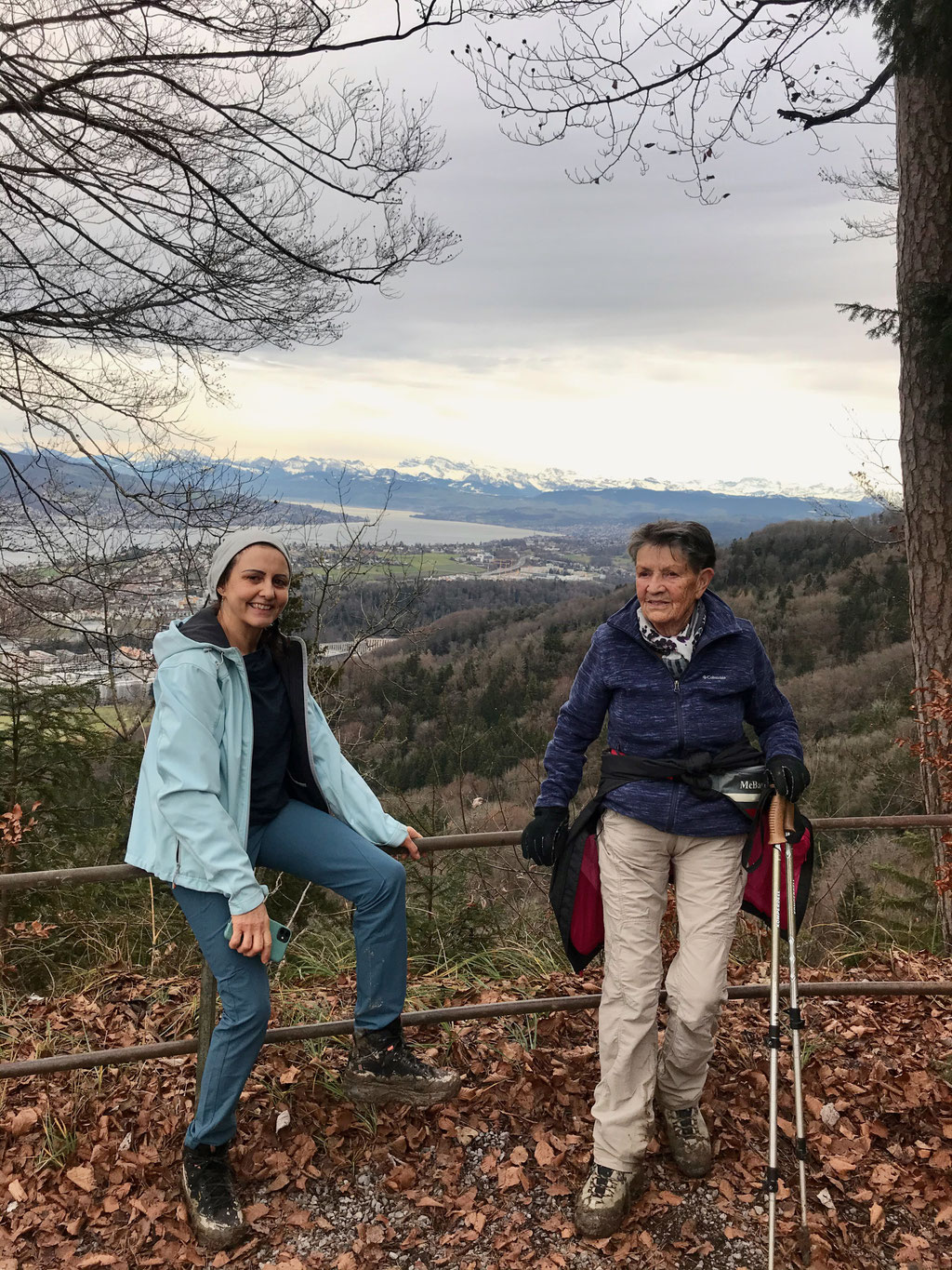 Denise Sigg und Rosmarie Fritschi auf dem Föhrenweg Uetliberg.