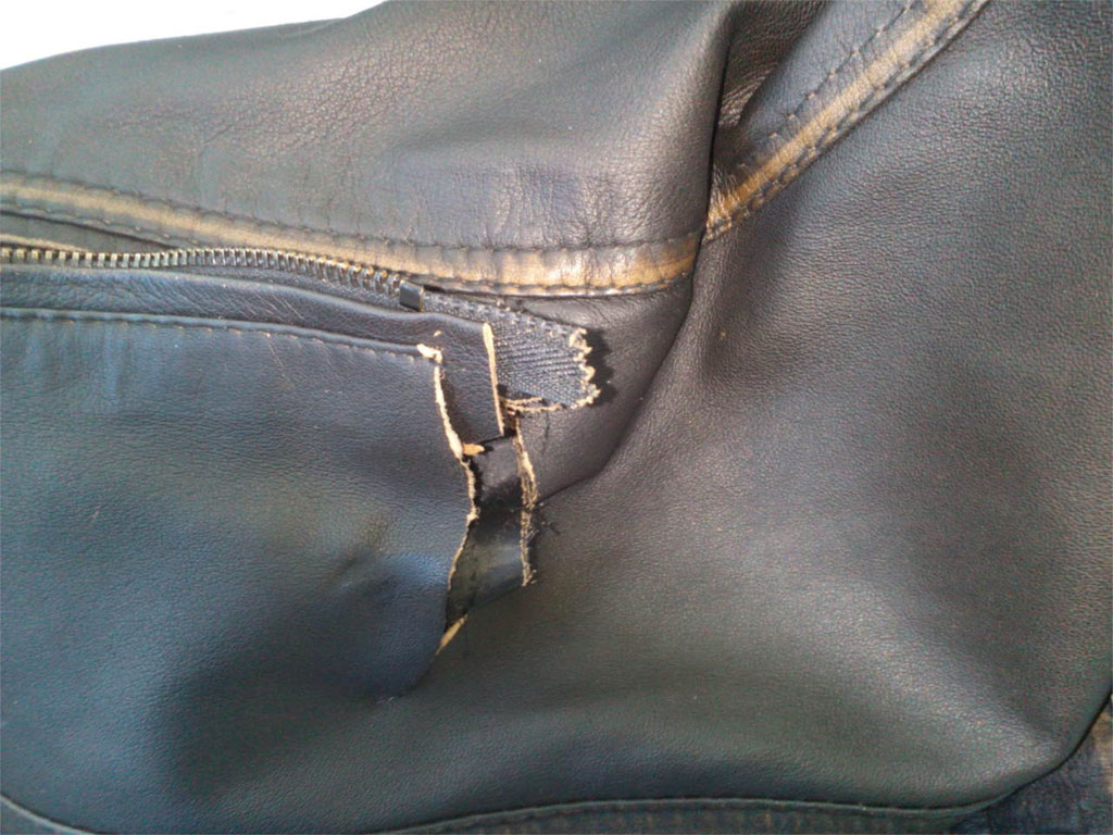 Gerissene Jackentasche vor Reparatur