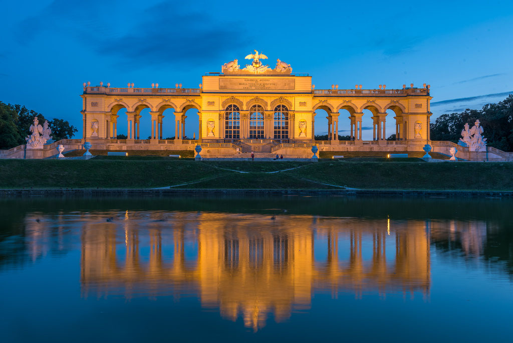 Die Gloriette spiegelt sich im Wasser