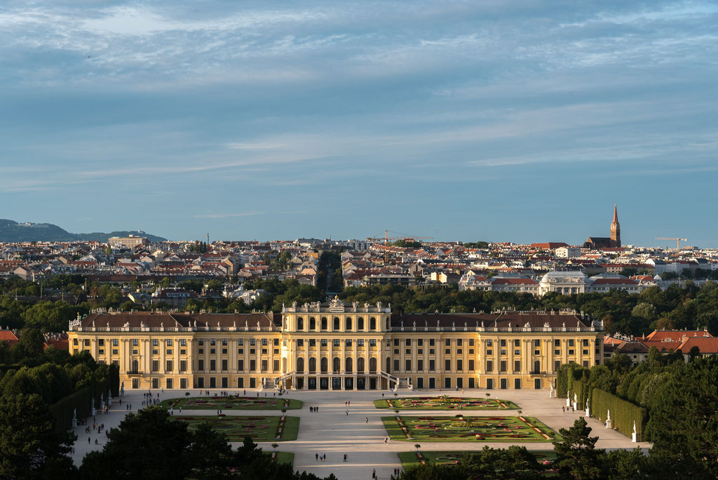 Schloss Schönbrunn mit der Rudolfsheimer Pfarrkirche rechts im Hintergrund.