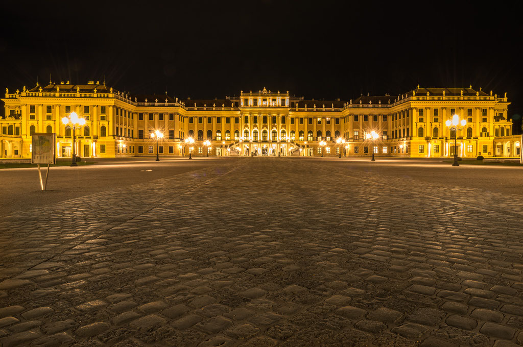 Schloss Schönbrunn mit Vorplatz