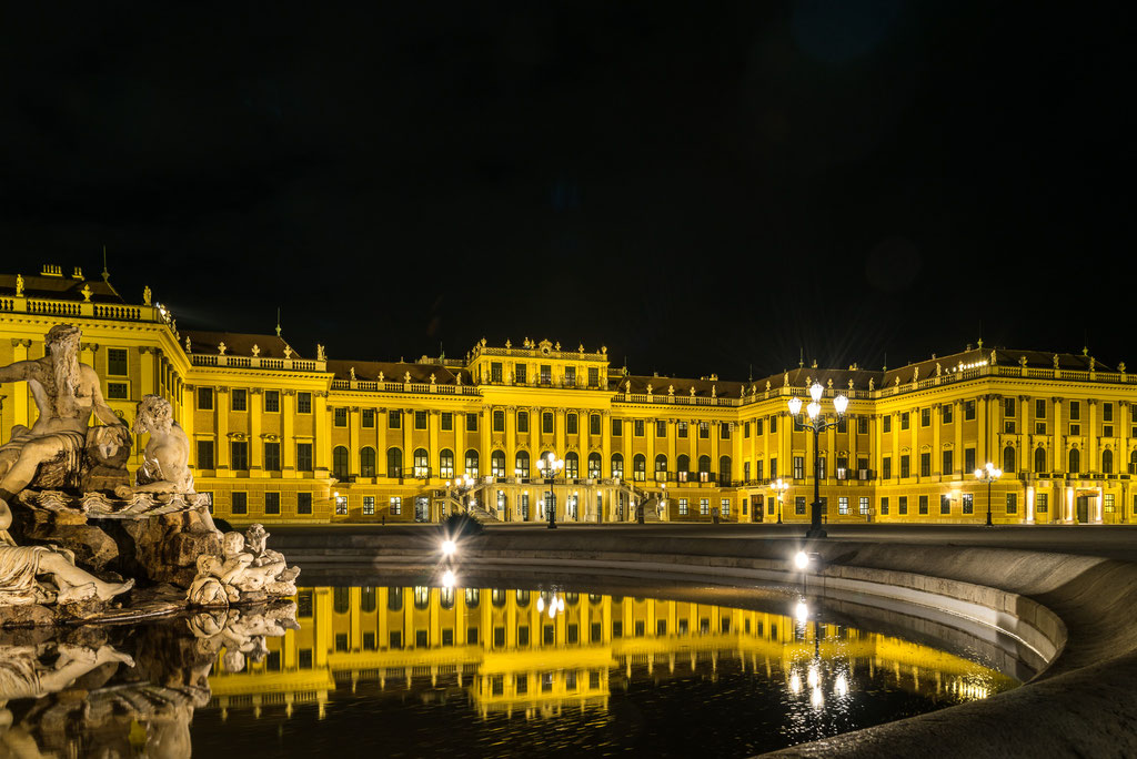 Das Schloss spiegelt sich im Ehrenhofbrunnen