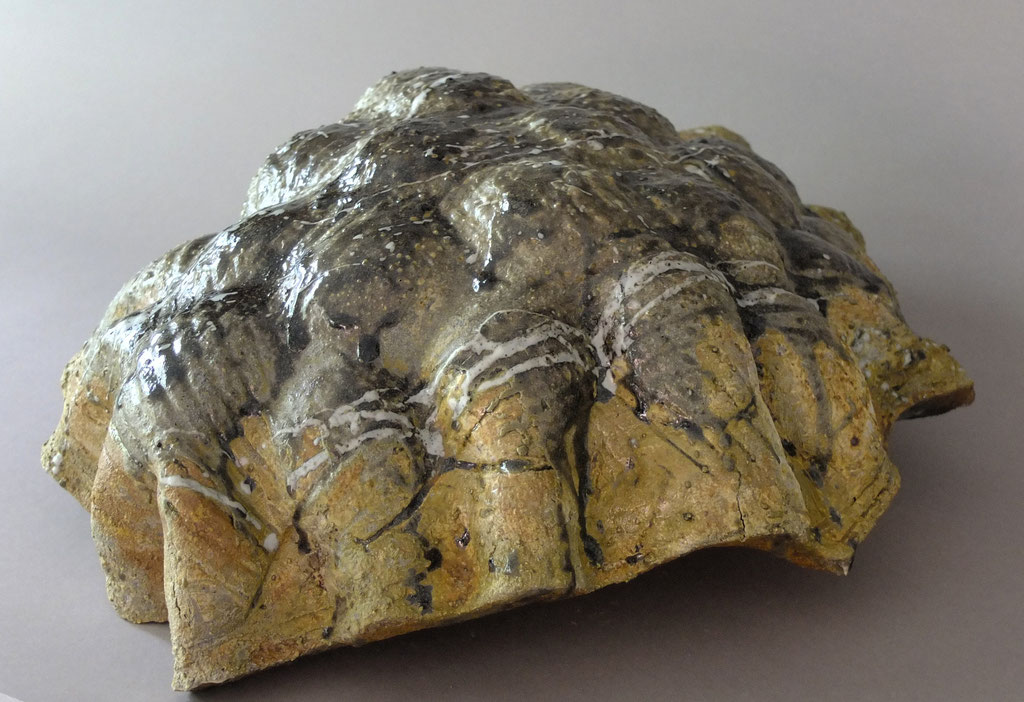 Carapace. Grès, émail et cendres volcaniques. Diamètre 45 cm. H 18 cm