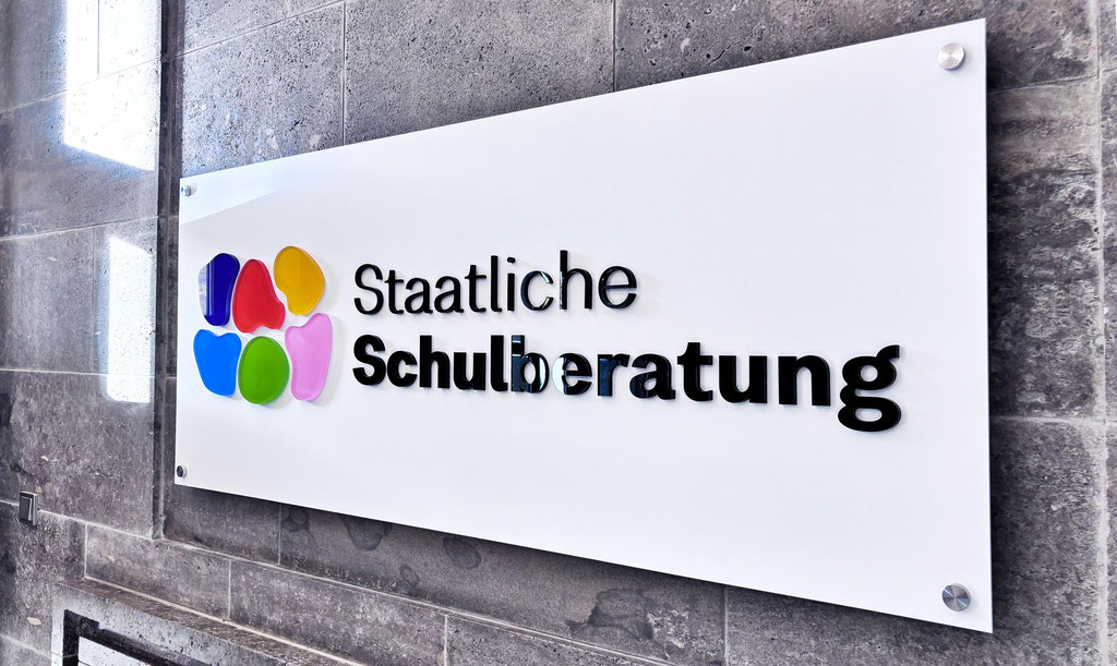 Wunderschönes Firmenschild im Eingangsbereich der Staatl. Schulberatungsstelle