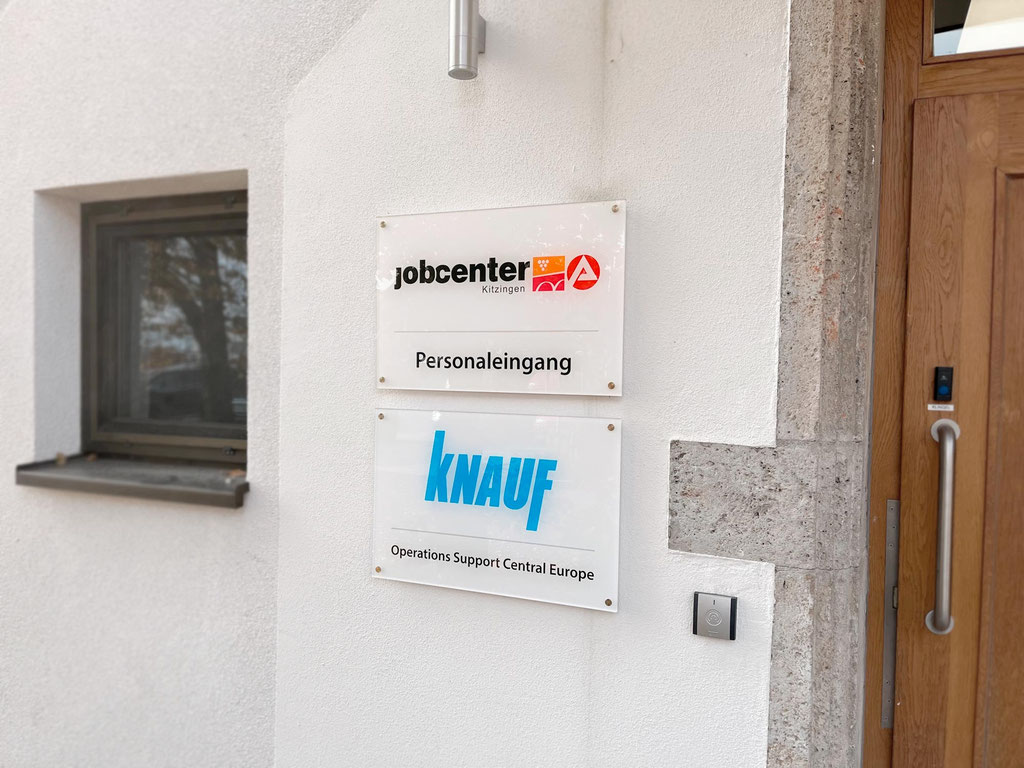 Acrylglas Firmenschilder Jobcenter, Knauf (© WÖRLE medien, Werbetechnik Würzburg)