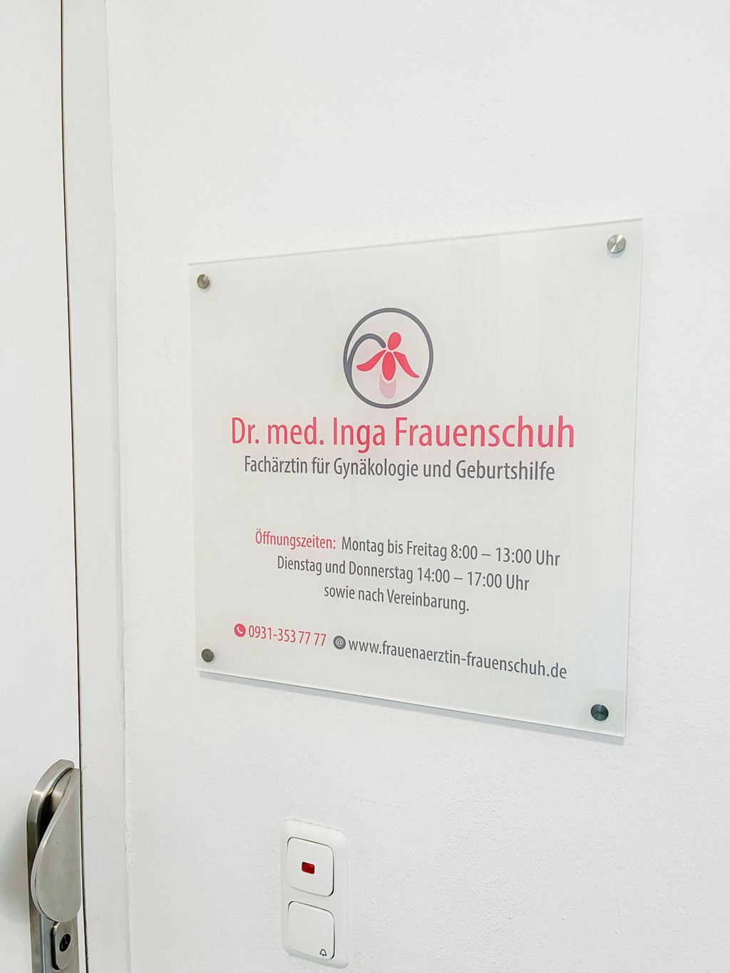 Acrylglasschild für Praxis, rückseitig bedruckt und weiß unterlegt (© WÖRLE medien, Werbetechnik Würzburg)