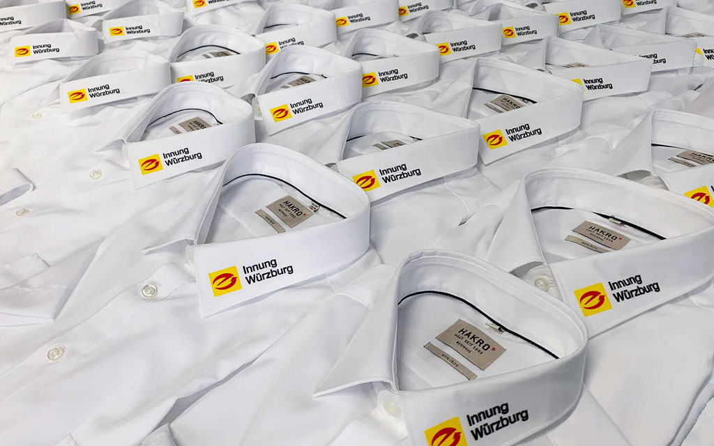 Business-Hemden von HAKRO, veredelt mit 3-farbigem Logo am Kragen (© WÖRLE medien, Textildruck Würzburg)