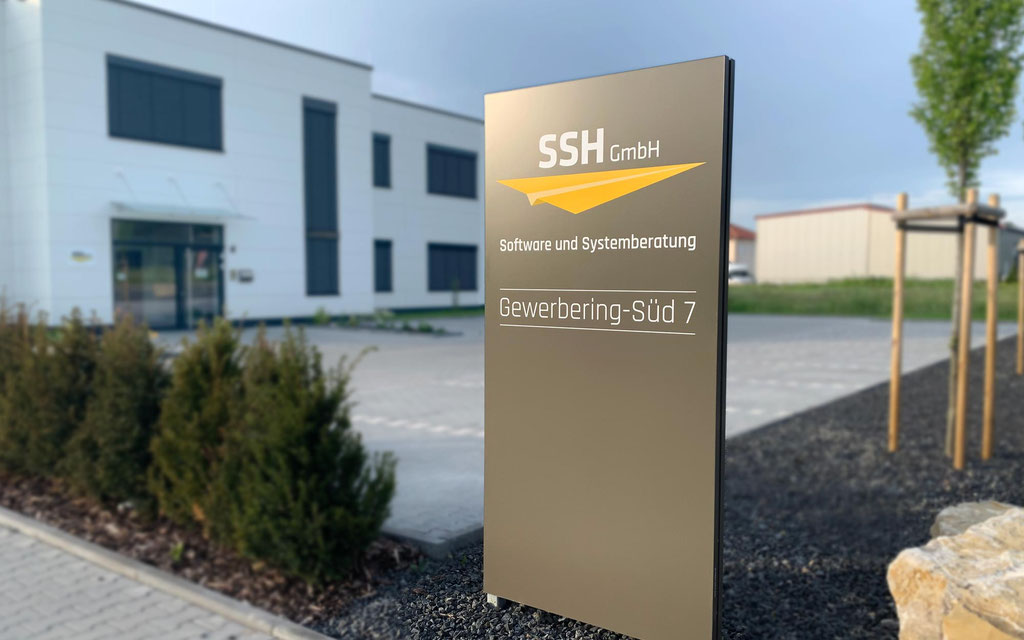 Premium Außenaufsteller, lackiert und mit Firmenlogo beklebt