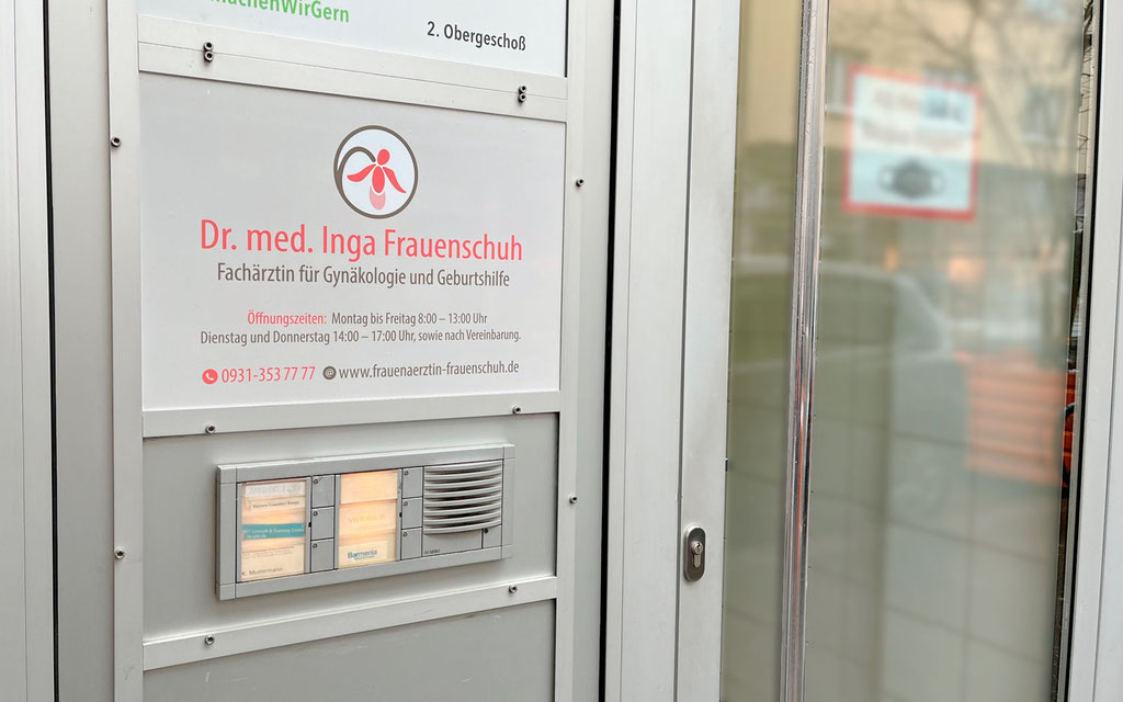 Aluverbund-Praxisschild (Dibond) für bestehende Rahmenkonstruktion (© WÖRLE medien, Werbetechnik Würzburg)