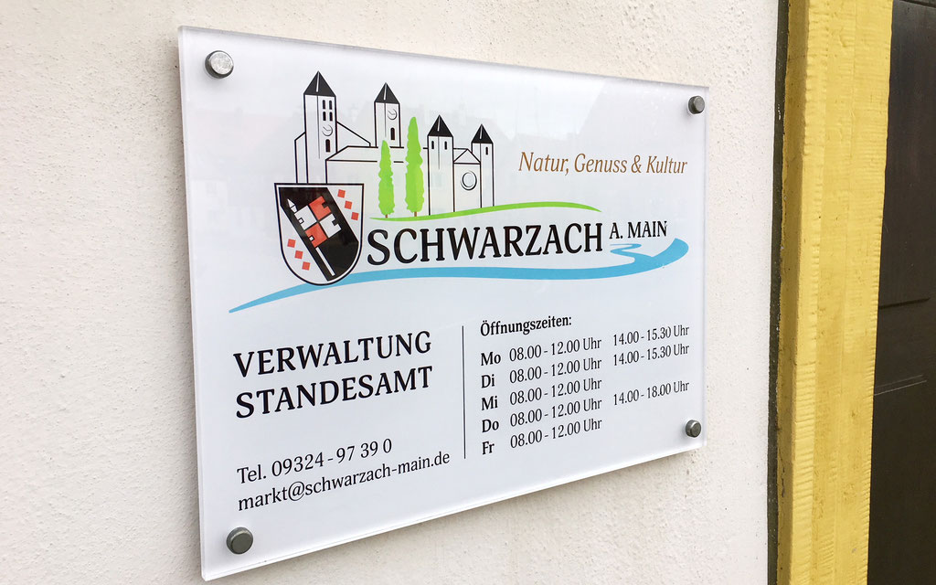Acrylglasschild für Gemeinde Schwarzach a. Main Rathaus, Werbetechnik (© WÖRLE medien, Werbetechnik Würzburg)