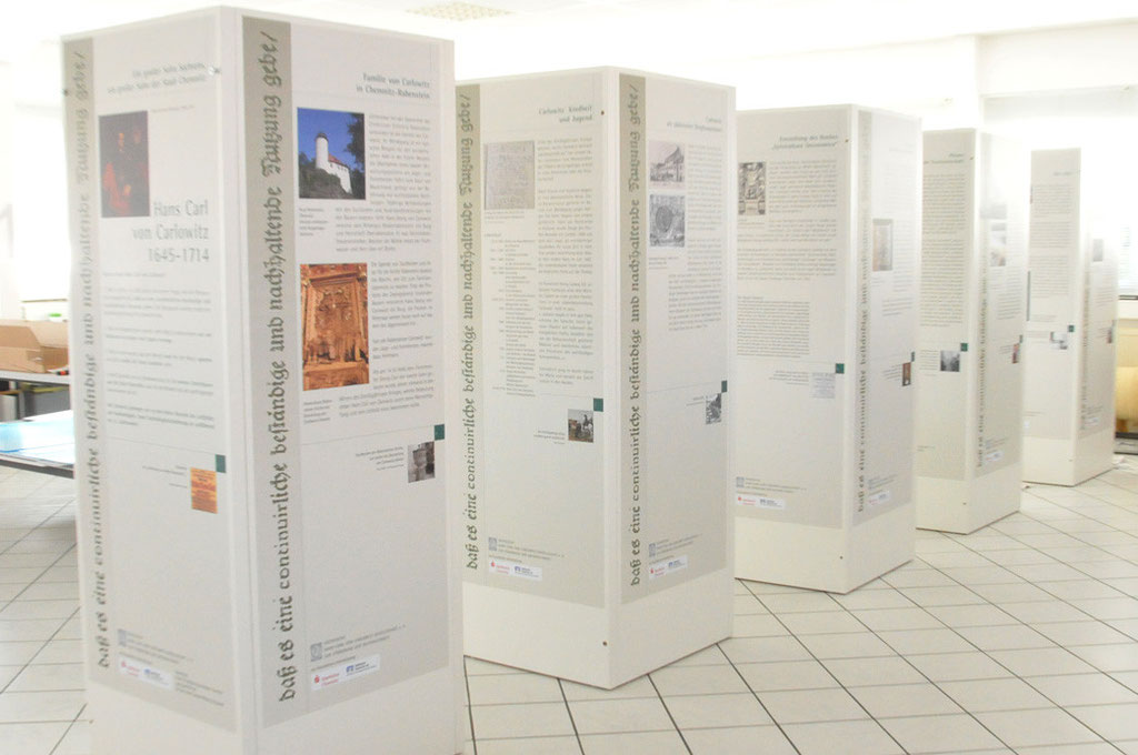 Folierung Ausstellungssäulen, Werbetechnik (© WÖRLE medien, Werbetechnik Würzburg)