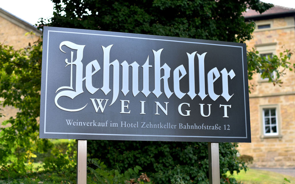 Hochwertiges Firmenschild eines Weinguts