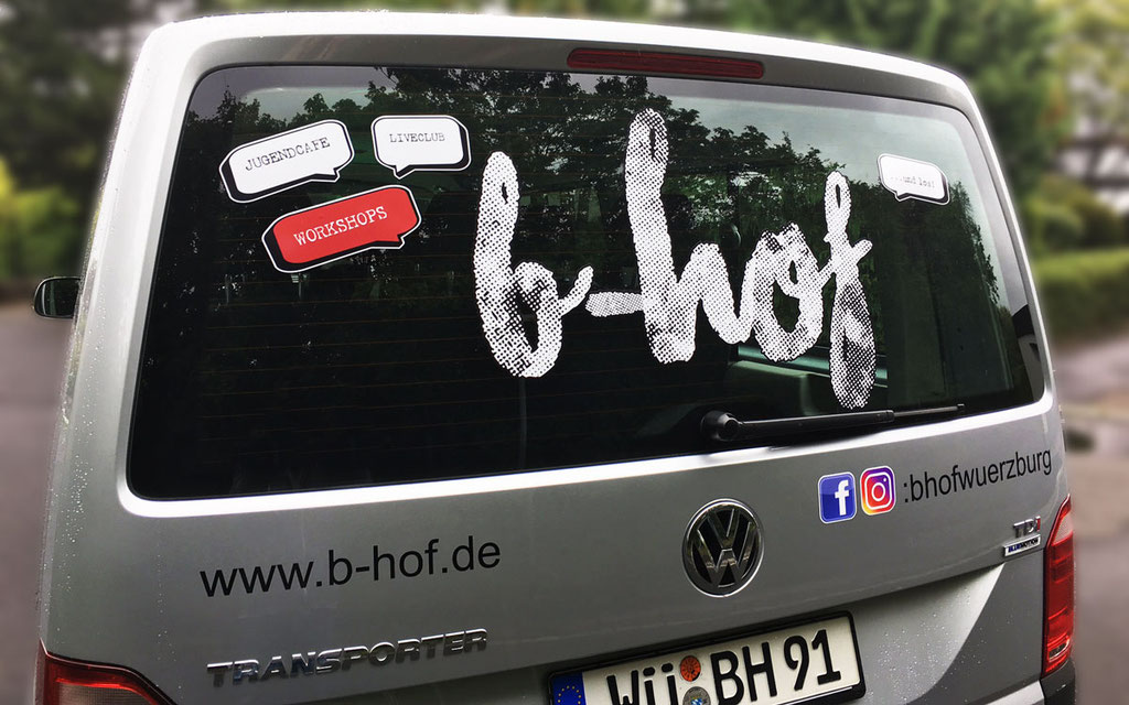 Fahrzeugbeklebung Heckscheibe mit Logo aus Plotfolie und Digitaldruck, Autobeschriftung (© WÖRLE medien, Werbetechnik Würzburg)