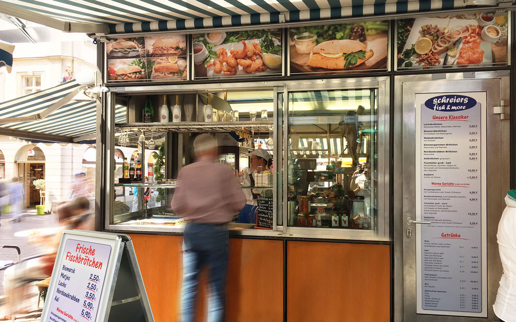 Beklebung Speisekarte auf Glastüre, Fenster, Außenwerbung (© WÖRLE medien, Werbetechnik Würzburg)