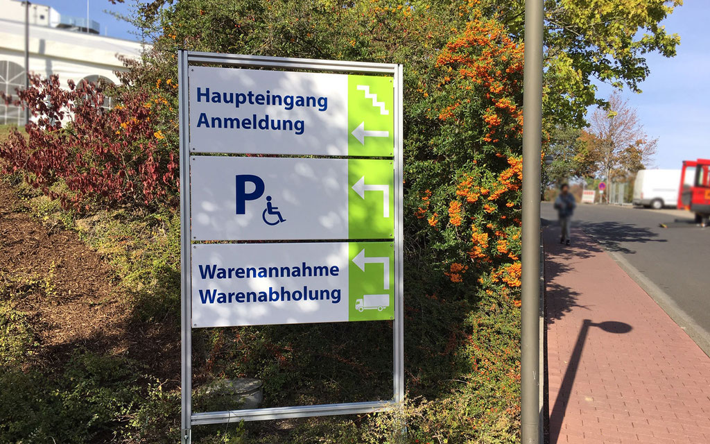 Wegweiser auf Firmengelände