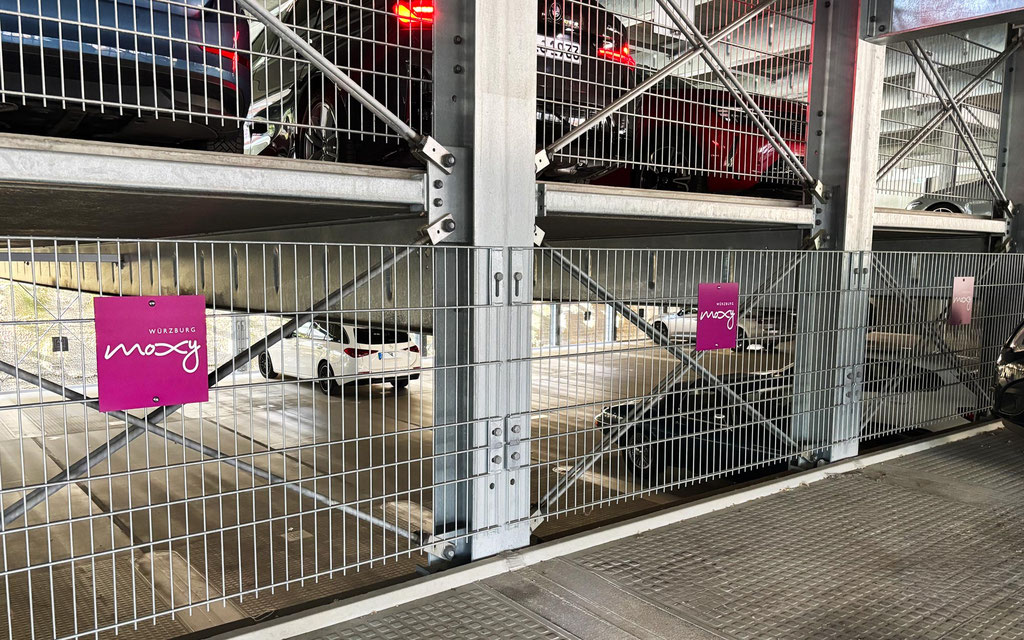 Stellplatz-Schilder in einem Parkhaus mit 416 Stellplätzen
