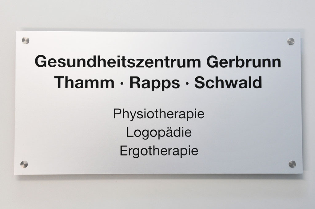 Praxisschild / Firmenschild, Werbetechnik (© WÖRLE medien, Werbetechnik Würzburg)
