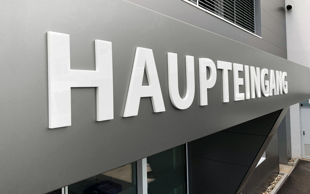 3D-Buchstaben aus gelagertem Acrylglas für Eingangsbeschriftung
