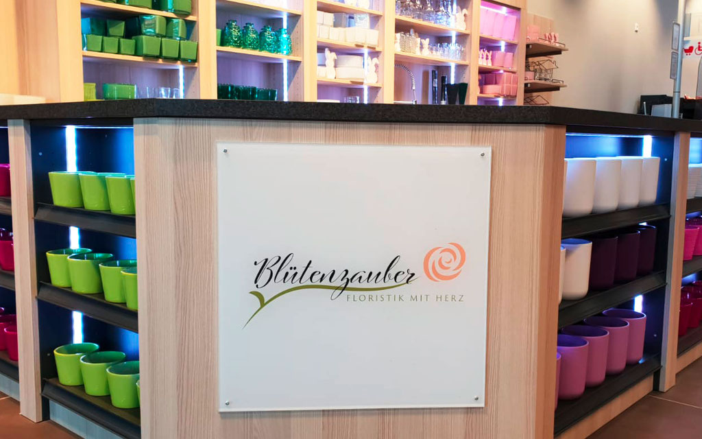 Acrylglasschild rückseitig bedruckt für eine Verkaufstheke (© WÖRLE medien, Werbetechnik Würzburg)