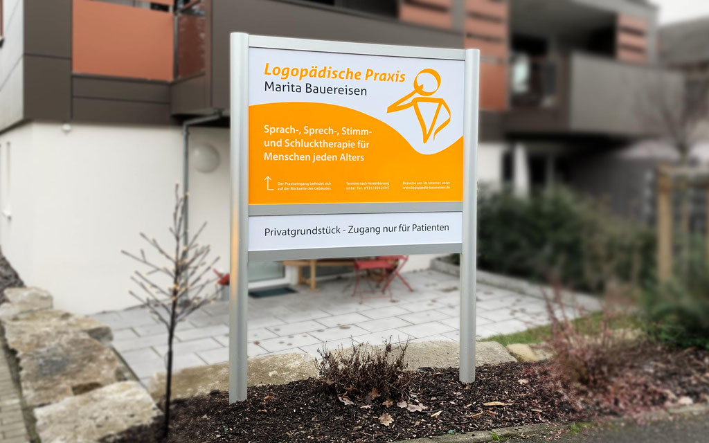 Außenaufsteller mit bedruckter Aludibondplatte