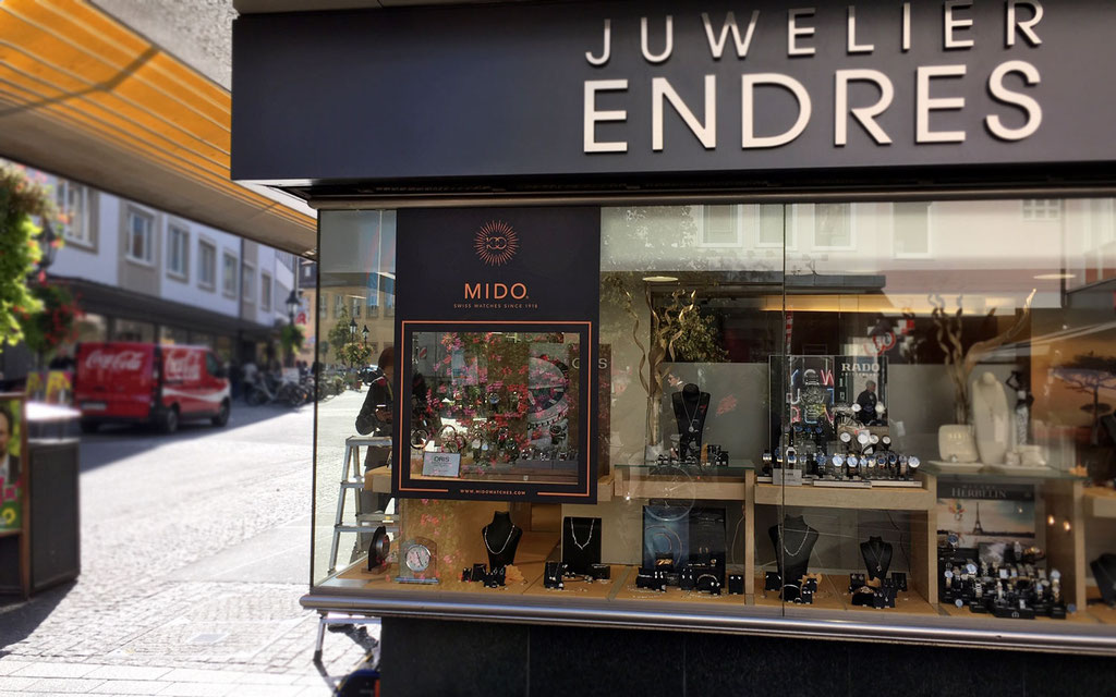 Schaufenster mit Folienbeklebung eines Juweliers für Markenpräsentation, Schaufensterwerbung (© WÖRLE medien, Werbetechnik Würzburg)