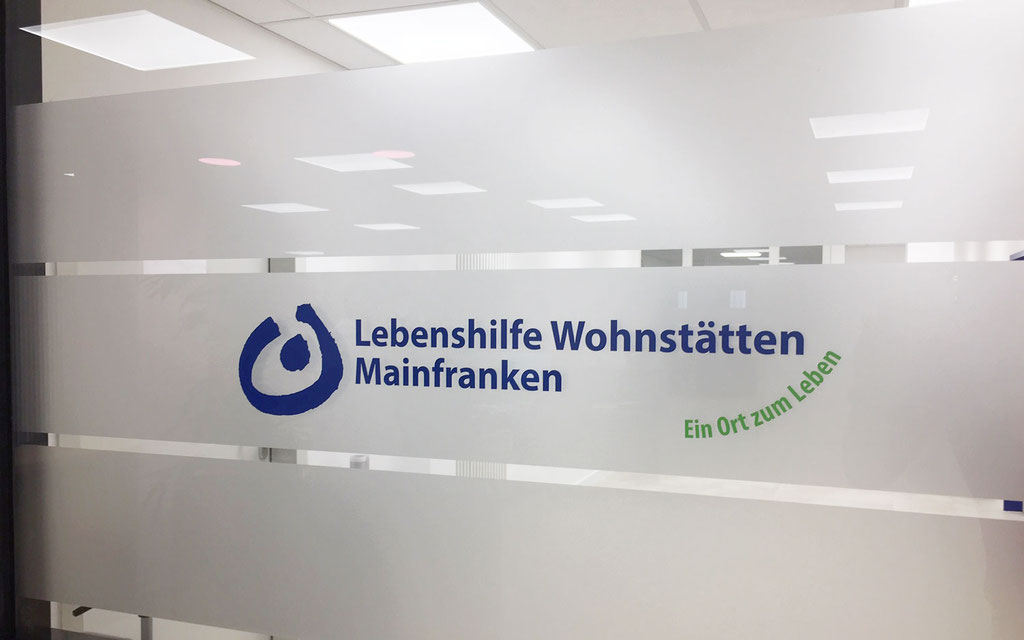 Glasdekorfolie als Sichtschutz für Büros (Glas-Satinierung, Milchglasfolie) (© WÖRLE medien, Werbetechnik Würzburg)