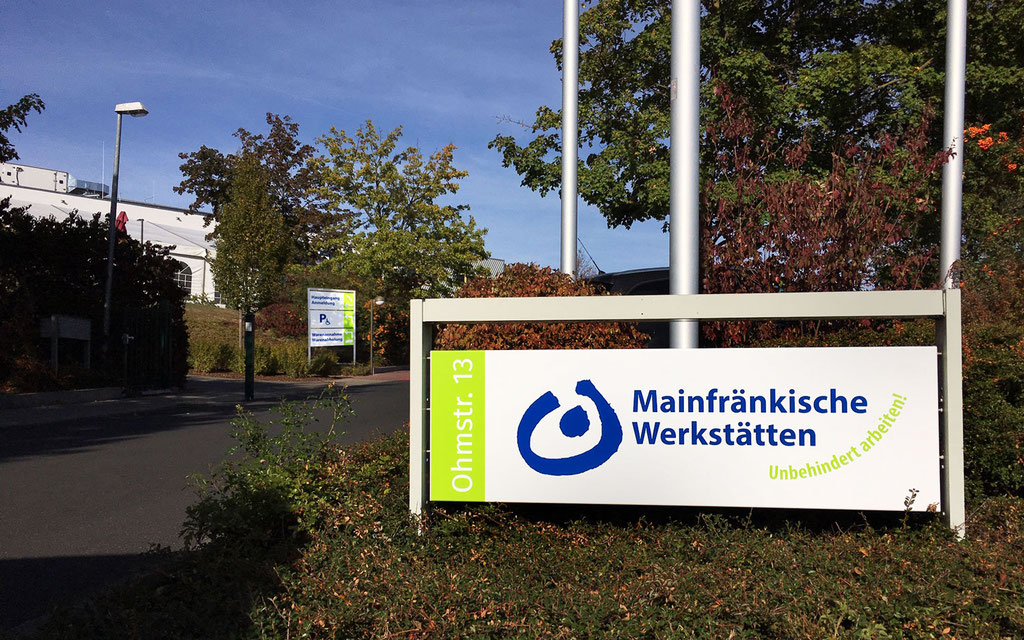 Hochwertiges Firmenschild an der Einfahrt auf das Firmengelände