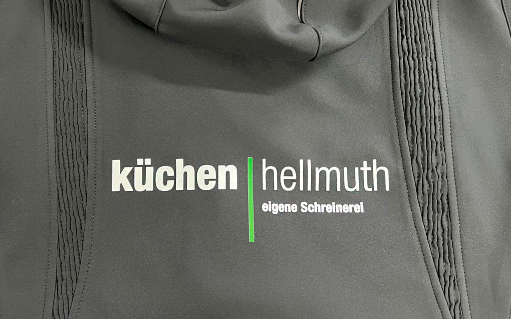Firmenbekleidung/Workwear mit Textildruck auf Engelbert-Strauss Softshell-Jacke - Fa. Küchen Hellmuth (© WÖRLE medien, Textildruck Würzburg)
