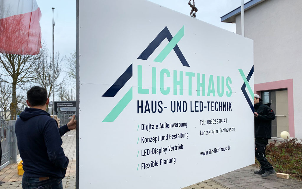 Riesiges Firmenschild als Aluverbundplatte mit Folienbeschriftung