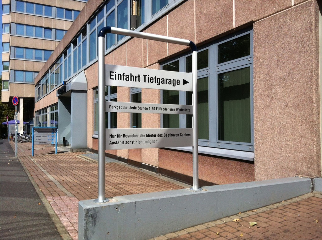 Beschriftung, Folienbeschriftung, Wegweiser, Werbetechnik (© WÖRLE medien, Werbetechnik Würzburg)