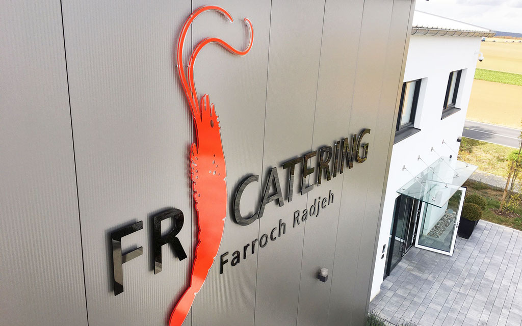 Fassadenbeschriftung mit Firmenlogo aus gelagerten Acrylglas-Einzelbuchstaben