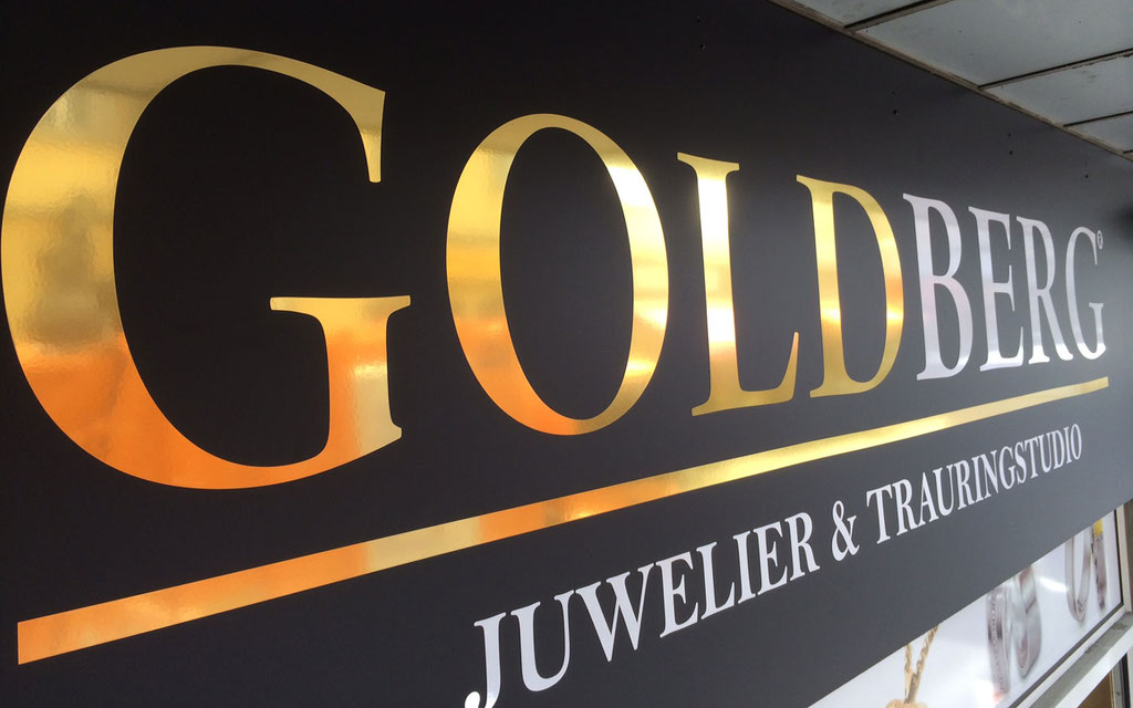 Firmenschild mit Goldfolie beschriftet auf Aluverbundplatte in schwarz-matt Folierung (© WÖRLE medien, Werbetechnik Würzburg)