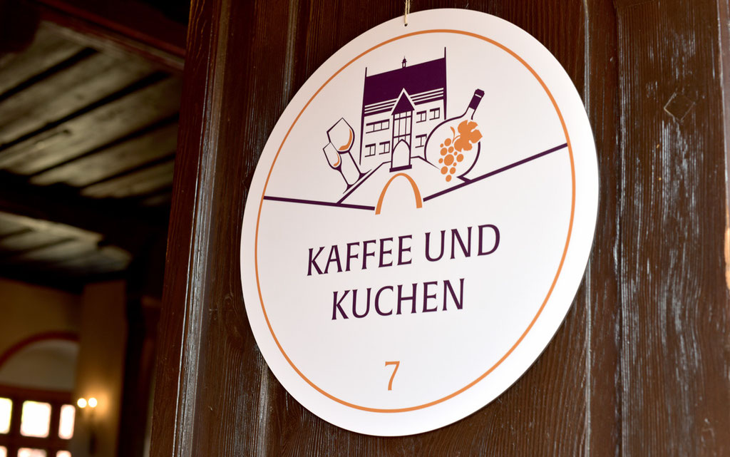 Budenschilder Verkaufsstände aus formgefrästem AluDibond bedruckt (© WÖRLE medien, Werbetechnik Würzburg)