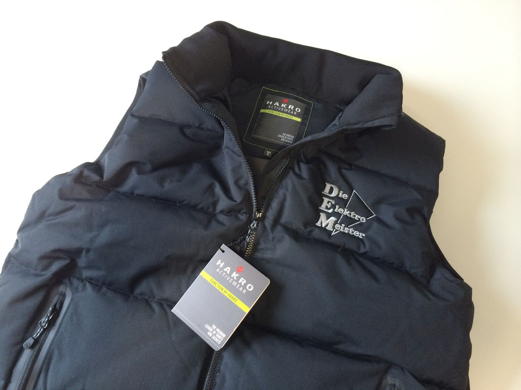 HAKRO Bodywarmer Hammilton #842 - Bestickung - DEM Die Elektro Meister, Stadelschwarzach (© WÖRLE medien, Textildruck Würzburg)