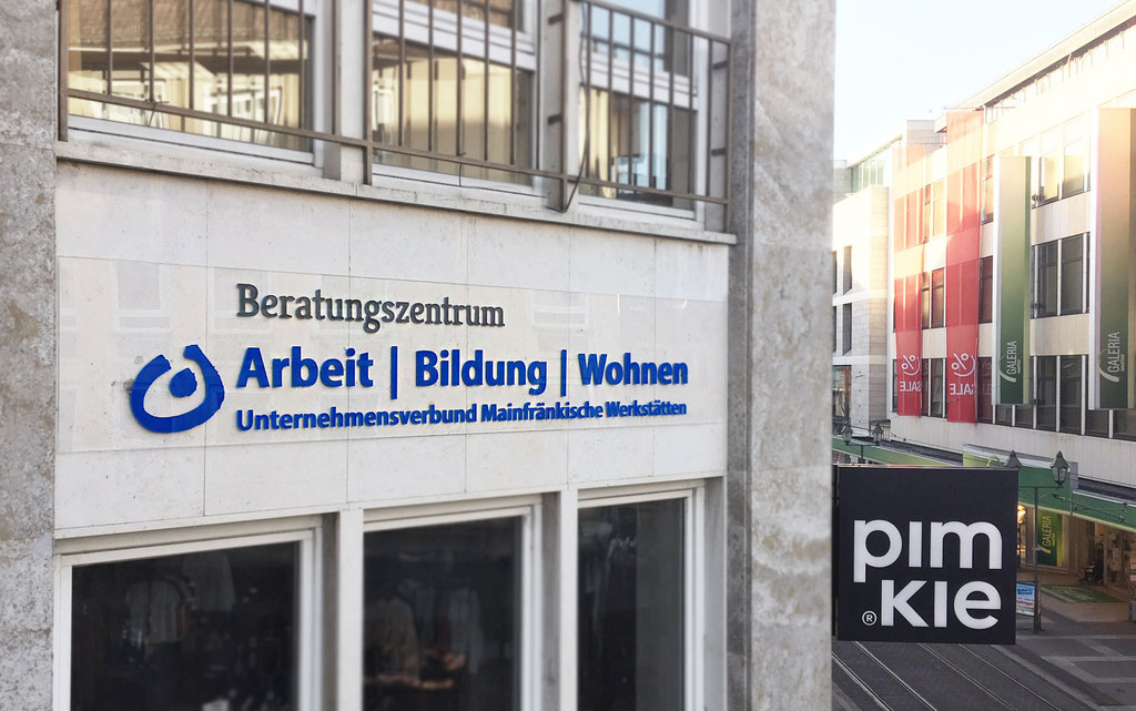 Fassadenschild, Firmenschilder aus 3D-Buchstaben auf transparentem Acrylglas, Werbetechnik (© WÖRLE medien, Werbetechnik Würzburg)