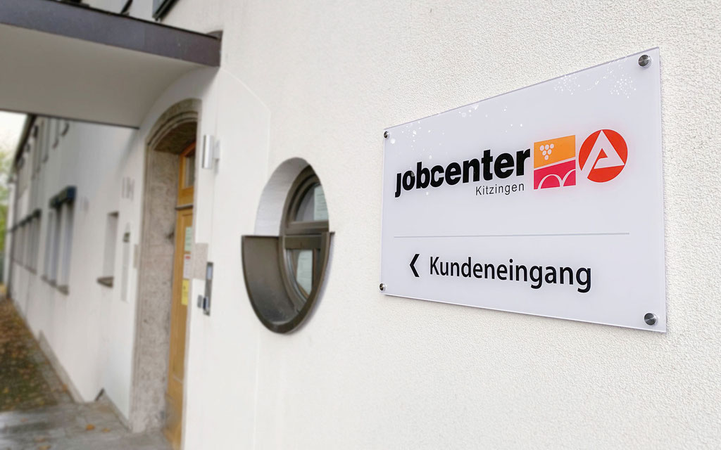 Acrylglas-Firmenschild mit Edelstahl-Wandhalter für den Außenbereich (© WÖRLE medien, Werbetechnik Würzburg)